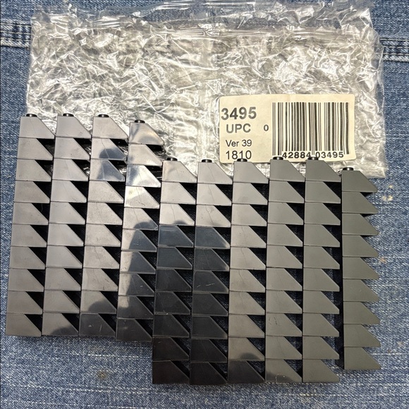 2000 Lego 3495 2x2 Roof Tile Steep Sloped Black - Picture 1 of 5